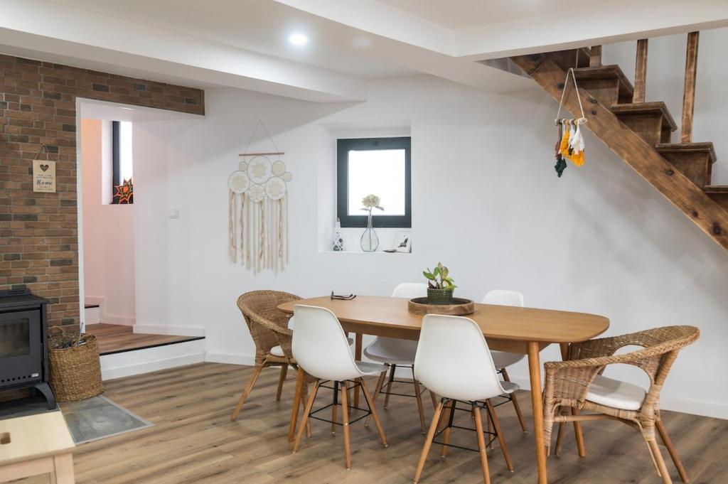 Sala de jantar e escadas