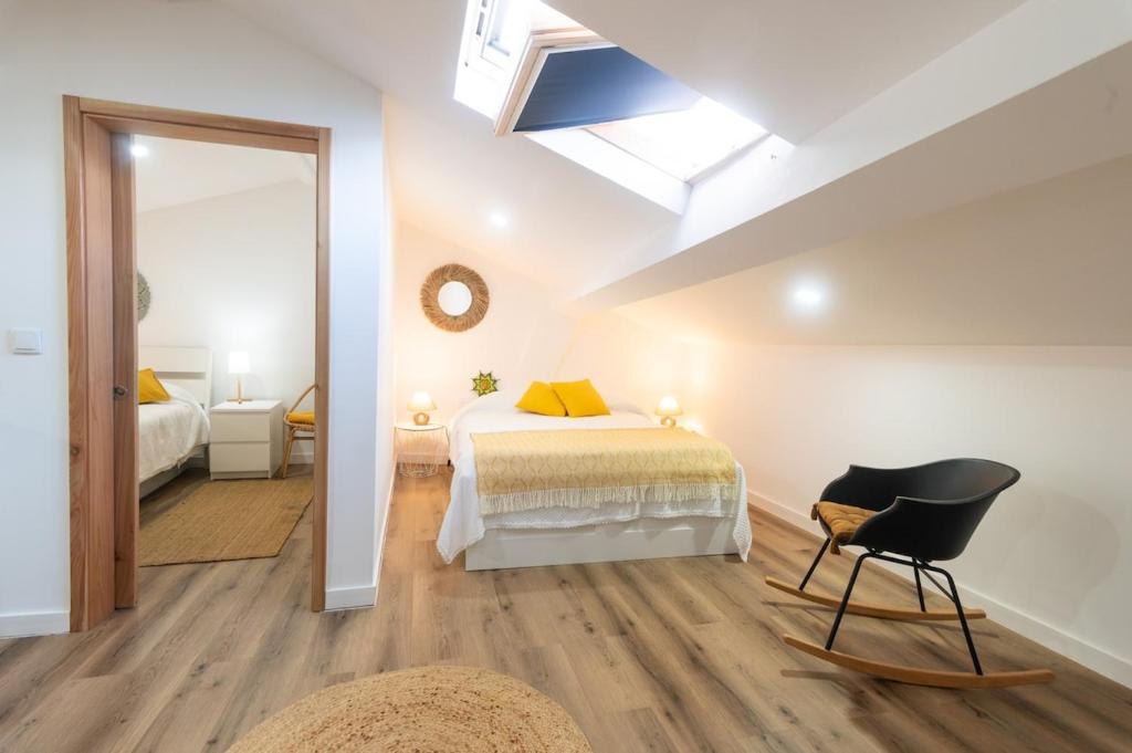 Vista geral do quarto no sótão