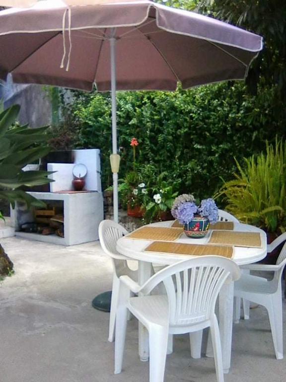 Jardim exterior com mesa