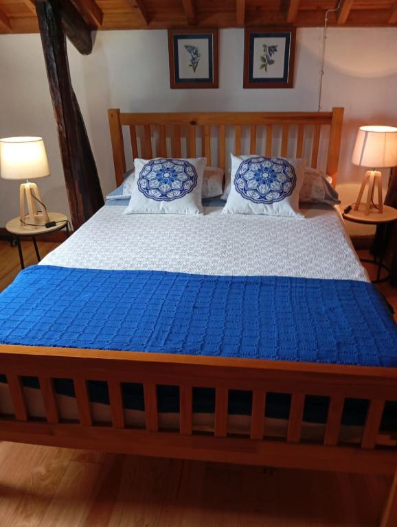 Quarto com colcha azul